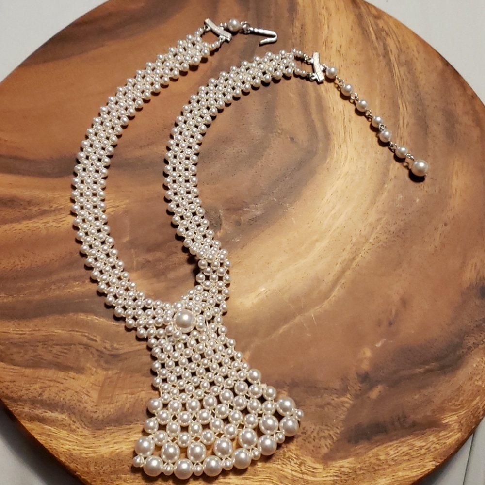 Pearl necklace/choker.